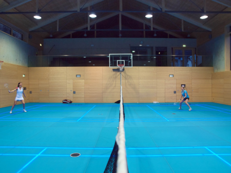 适应不同运动的体育馆玻璃地板创意设计