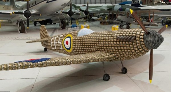 6500个鸡蛋盒打造二战时期喷气式飞机创意设计
