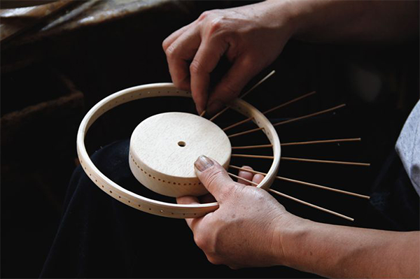 5个步骤完成的挂钟创意，传统竹丝工艺颠覆了你对时钟的认知
