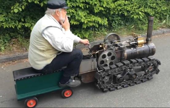 老工程师造玩具蒸汽火车创意，可边跑边加煤