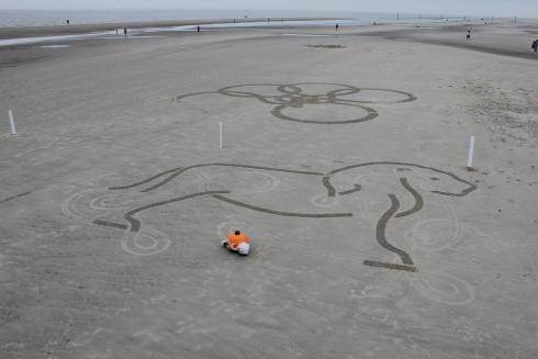 BeachBot：可制作巨型沙画的机械海龟创意设计