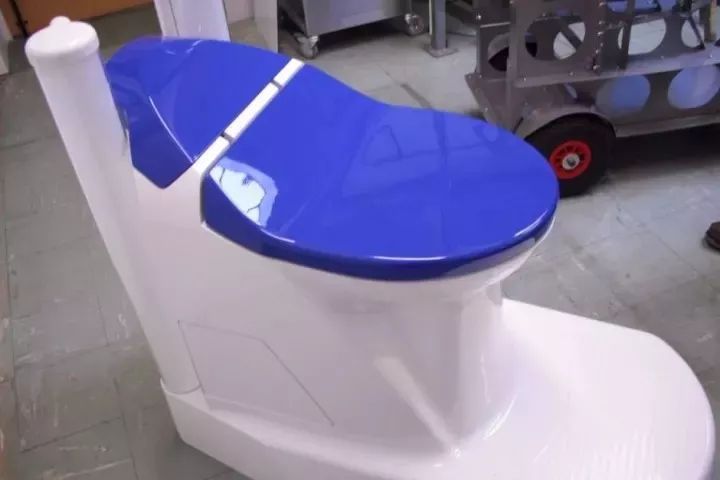 高科技马桶创意设计，不用冲水过滤后的尿尿还能直接喝