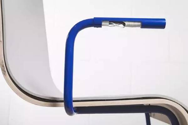 抖腿就能发电的椅子创意设计，带USB口可给手机充电