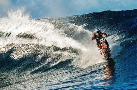摩托车冲浪创意，你敢玩吗？