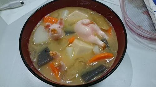 日本现“真猪”料理创意，食客称无法吃下去