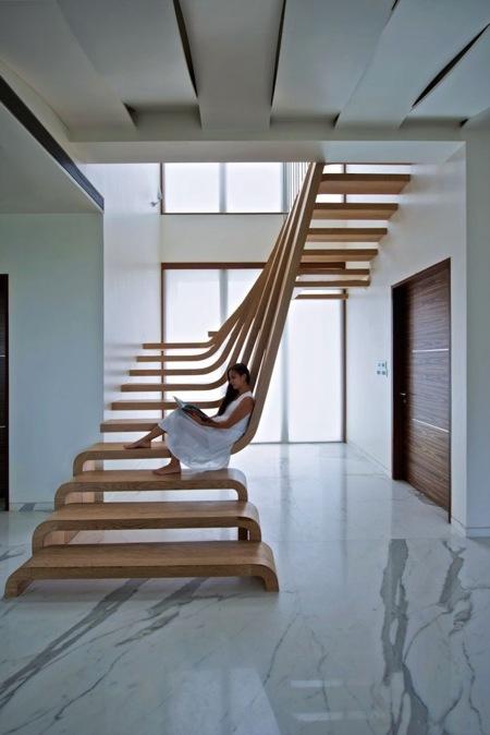 优雅的流线型木梯创意设计