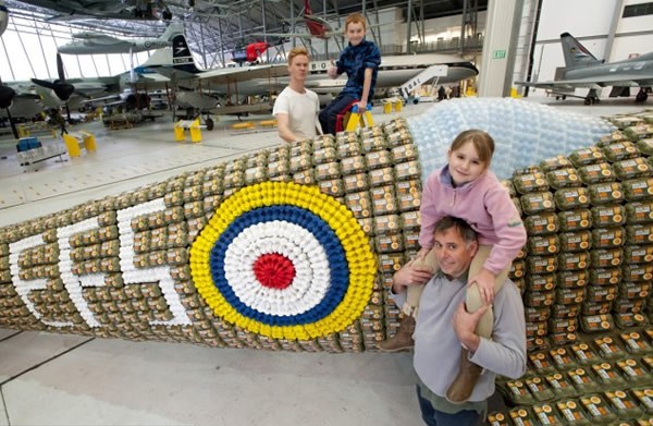 6500个鸡蛋盒打造二战时期喷气式飞机创意设计