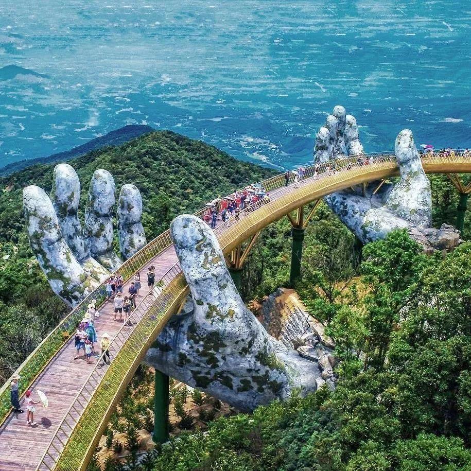 越南佛手桥， 两只佛手托着步行天桥很有意境
